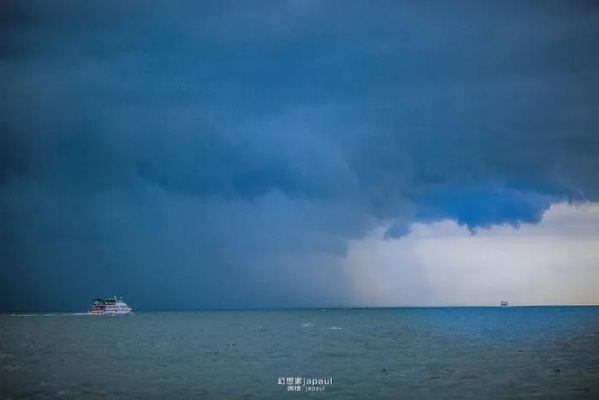 它并非总是准确。乌云聚集，预报却说晴空万里；明明通知有雨，天空却是一片澄澈的蓝。于是人们常说，天气预报嘛，听听就好，不必当真